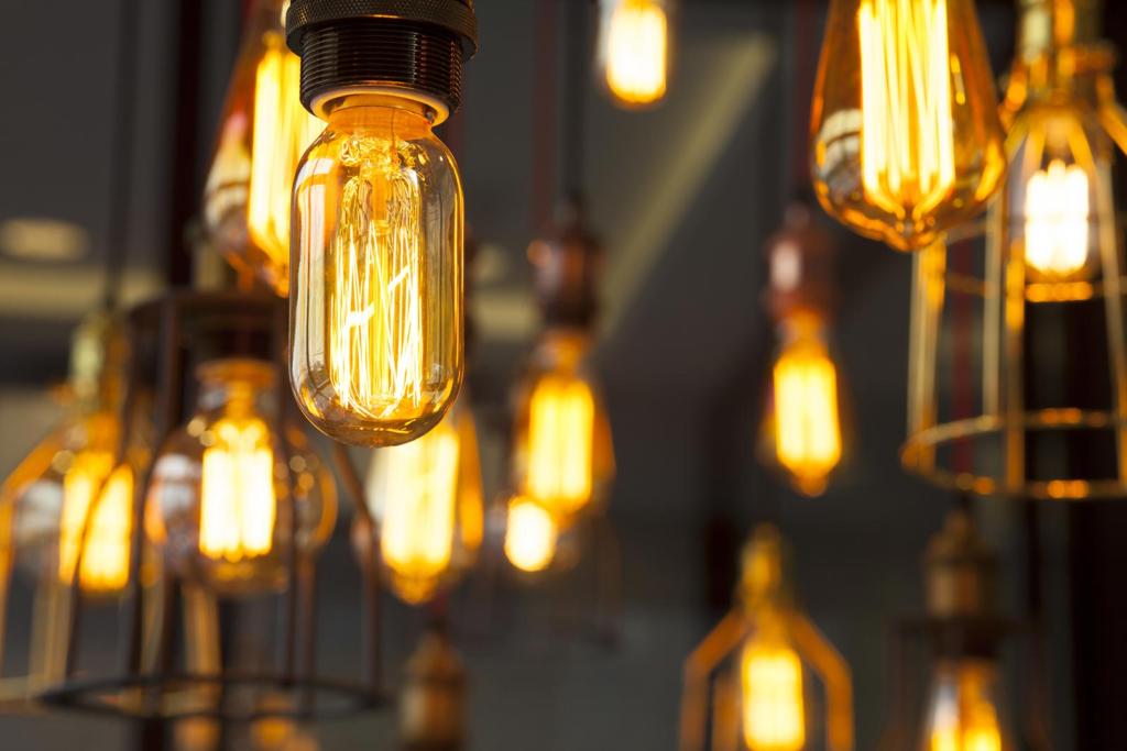 Expose Those Bulbs: The Edison Lightbulb | Talie Jane Interiors