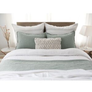 How to Arrange Pillows on a Queen Bed: Five Simple Formulas That